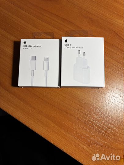 Блок и провод на iPhone