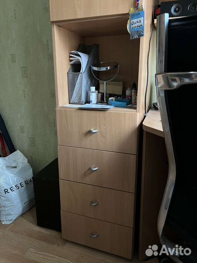 Угловой письменный стол с полками