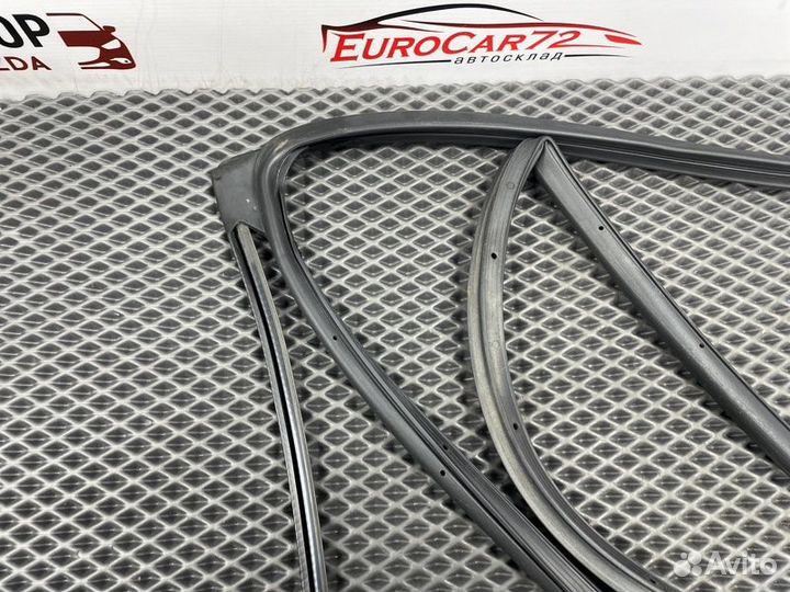 Уплотнительная резинка боковой двери задняя правая