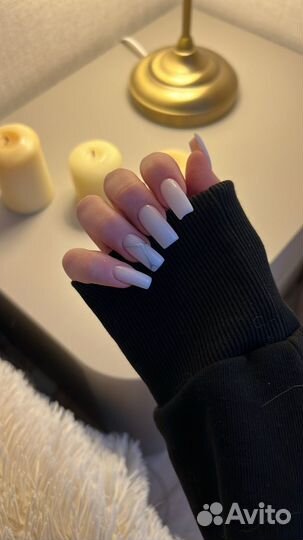 Модель на маникюр