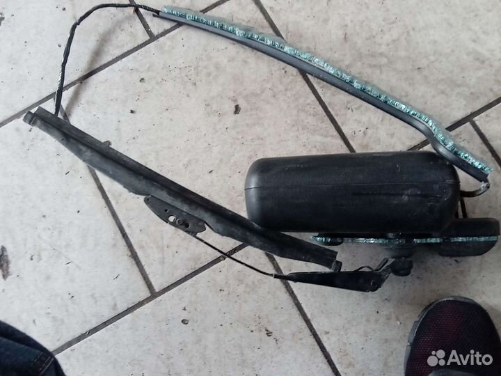 Дворник пятой двери Nissan Avenir