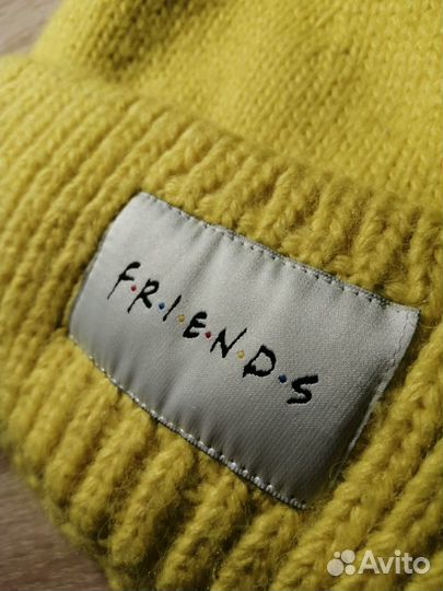 Демисезонная желтая шапка friends