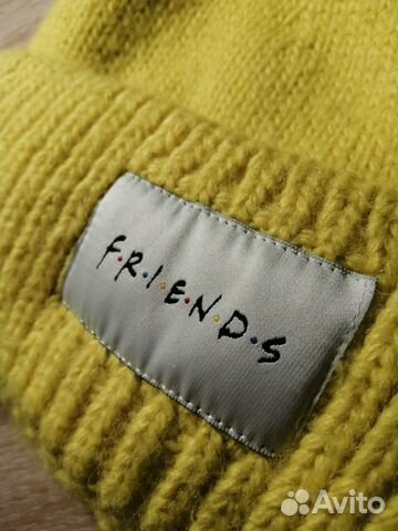 Демисезонная желтая шапка friends