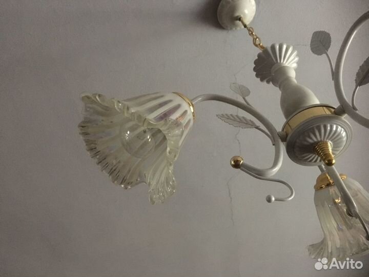 Люстра белая состояние новой