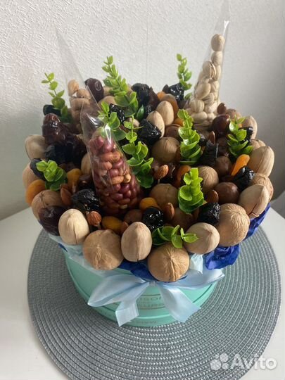 Композиции из конфет, орехов и сухофруктов