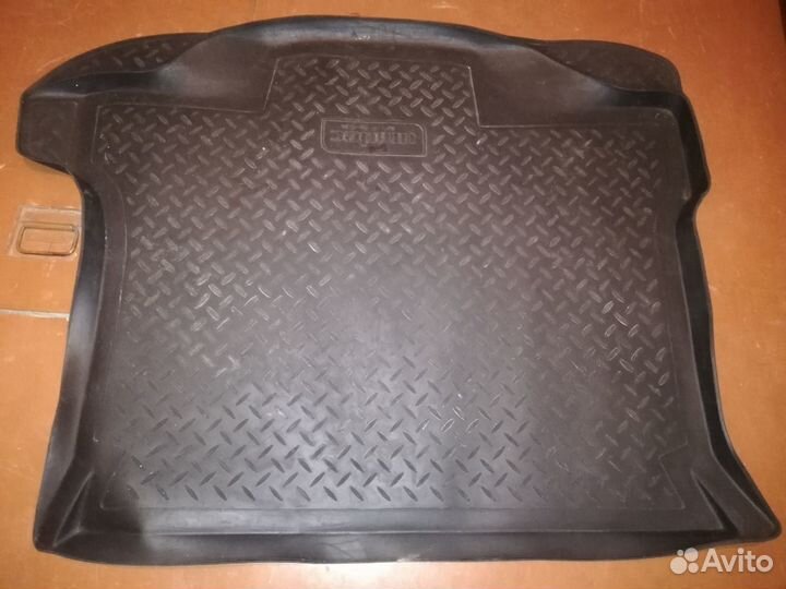 Резиновый коврик в багажник (мазда 3)