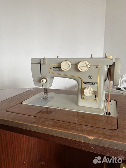 Швейная машина Подольск 142