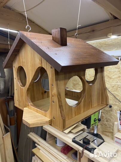 Кормушка для птиц и белок из дерева