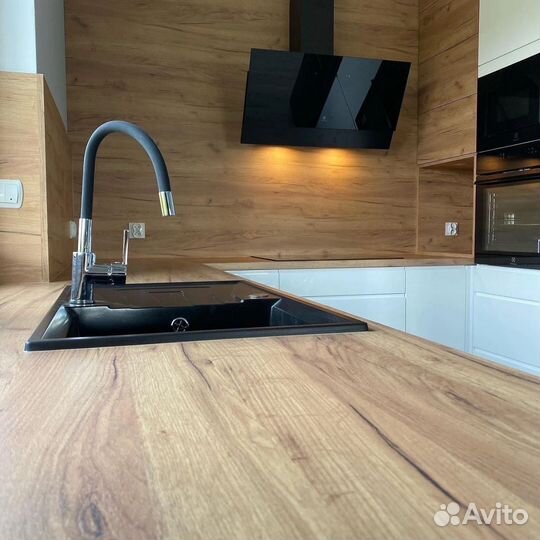 Кухня у окна на заказ