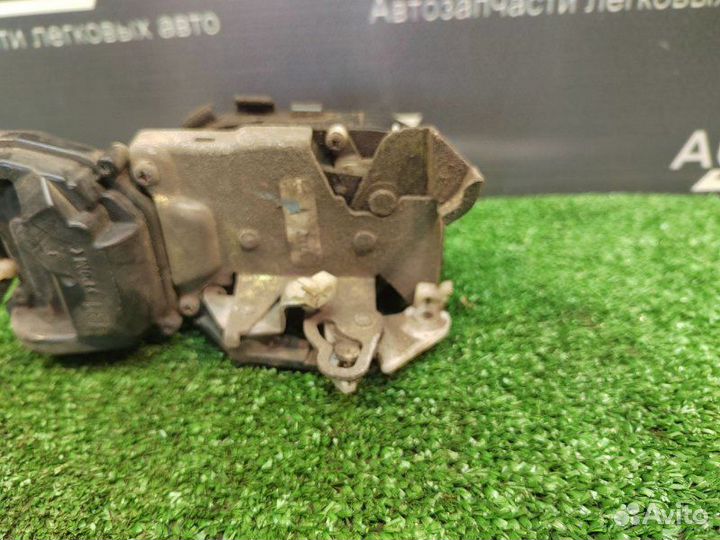 Замок двери задний правый Mazda Premacy 2.0 FS