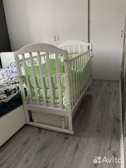 Детская кроватка с маятником и ящиком