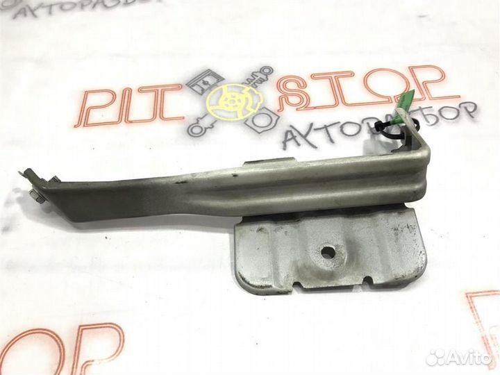 Кронштейн переднего крыла правый Toyota Ipsum ACM