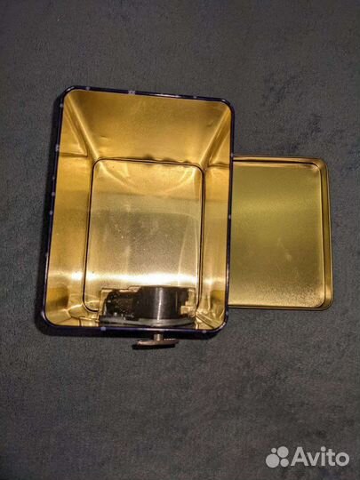 Жест. банка с заводным механизмом муз. шкатулки