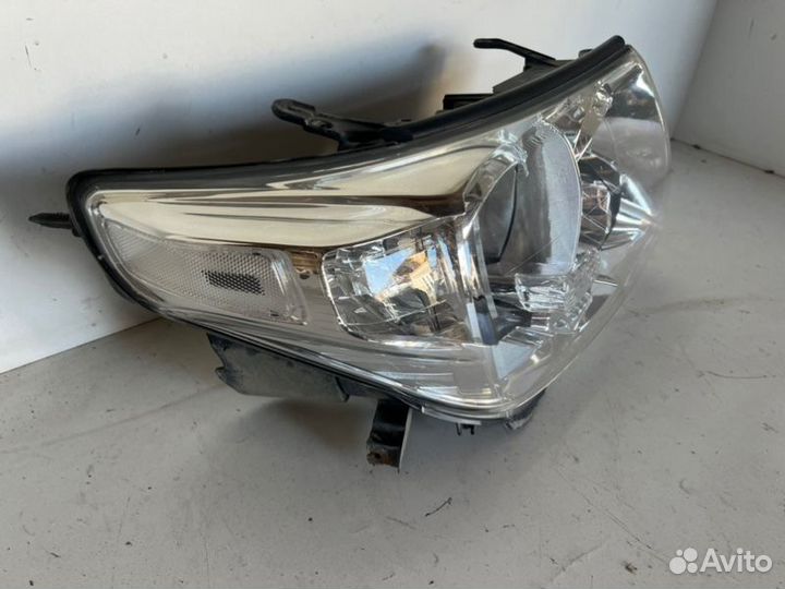 Фара галоген передняя правая Toyota Land Cruiser