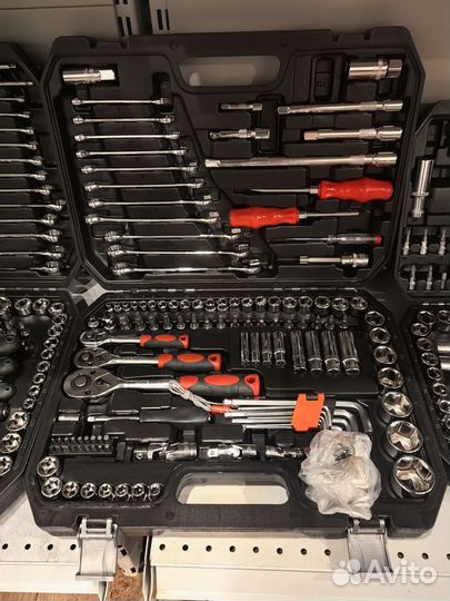 Набор инструментов в чемодане