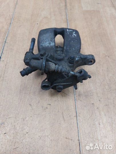 Тормозной суппорт задний левый Opel Insignia