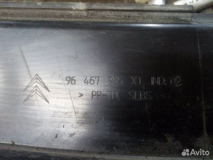 Накладка под лобовое стекло жабо Citroen C4