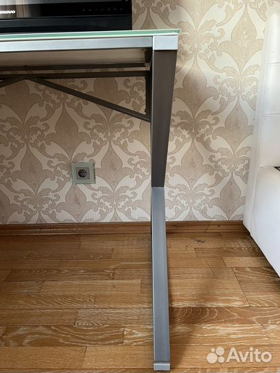 Компьютерный стол стеклянный