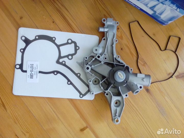 Помпа двигателя на Mercedes W210 W202 W220 W463