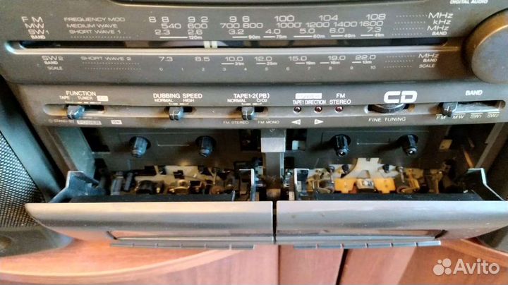 Двухкассетный магнитофон с радио