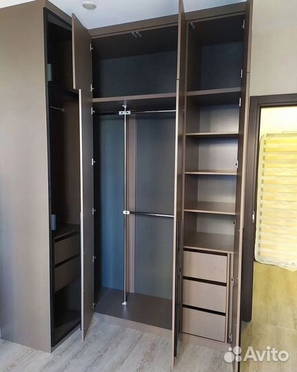 Встроенный угловой шкаф купе на заказ