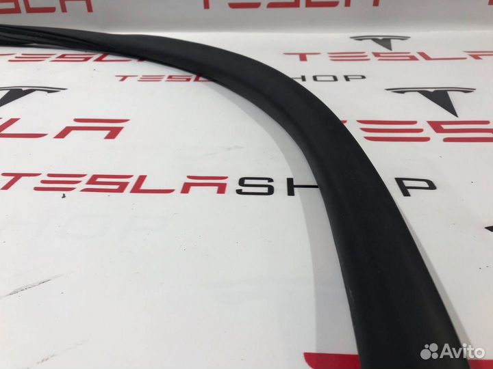 Уплотнитель багажника Tesla Model S 2015