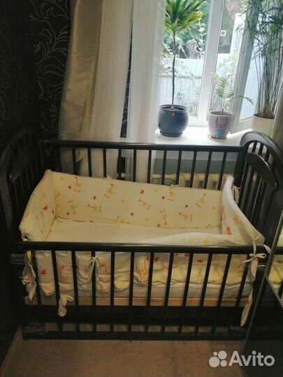 Детская кроватка с маятником и матрасом