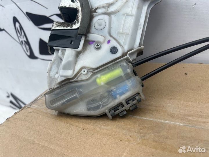 Замок двери передний левый Toyota Corolla 180