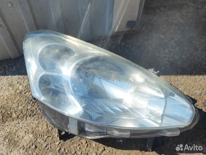 Фара Peugeot partner