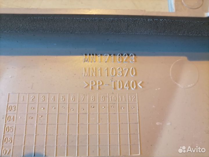 Декоративная крышка двс MN171623 Mitsubishi Grandi