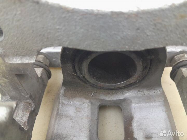 Тормозной суппорт задний левый Toyota Rav4 40