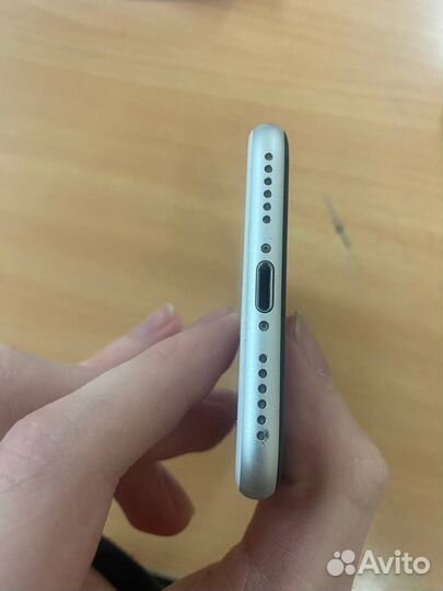 iPhone SE, 64 ГБ