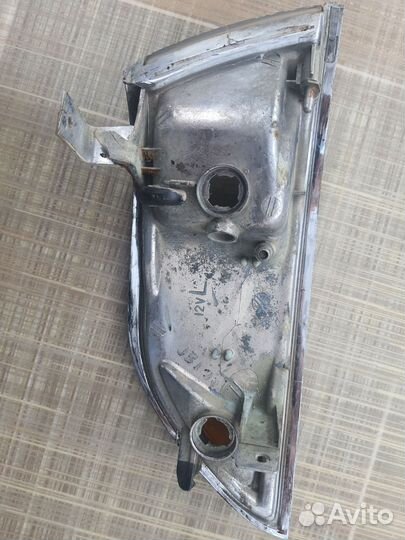 Габарит левый toyota mark 2 80