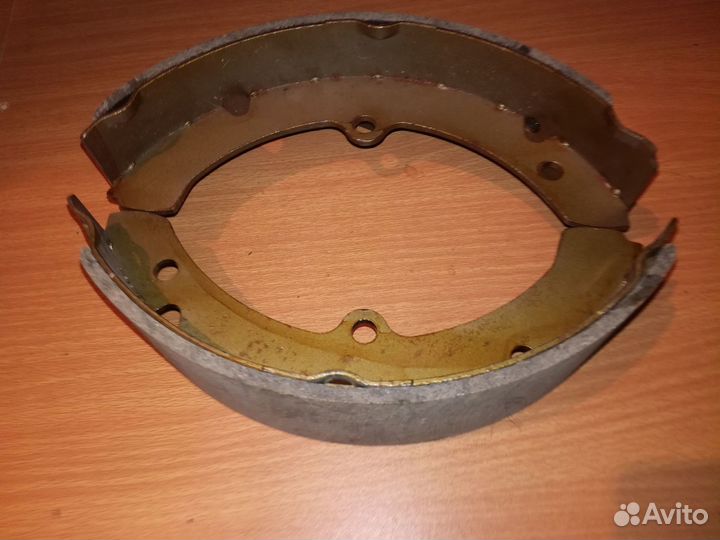 Продам тормозные колодки барабанные 2шт