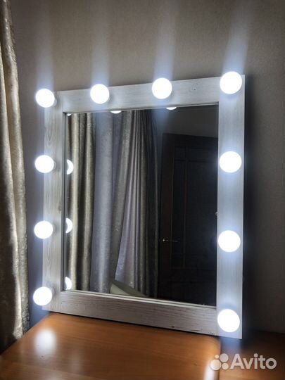 Гримерное зеркало с лампочками