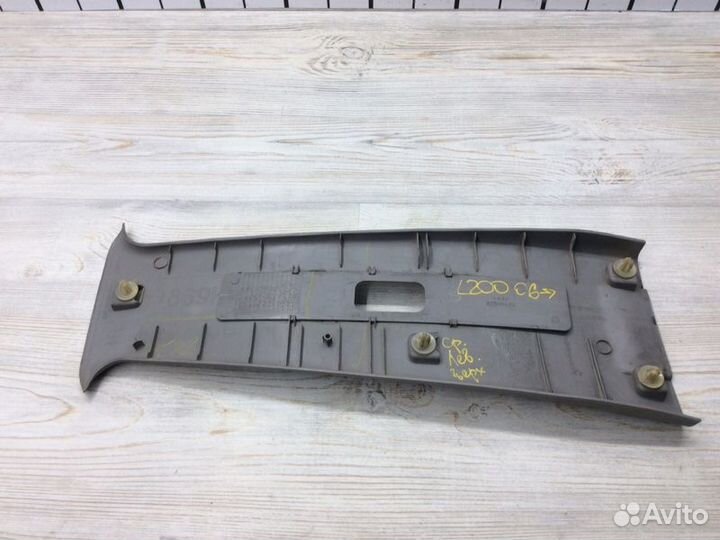 Обшивка стойки средней верхняя левая Mitsubishi