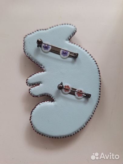 Брошь ручной работы из бисера