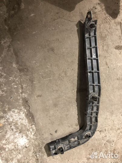 Направляющая заднего бампера Сузуки Гранд Витара