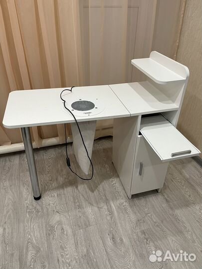 Маникюрный стол