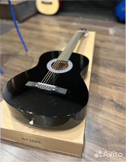 Клacсичeская гитара Веlucсi