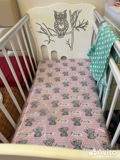 Детская кроватка с маятником