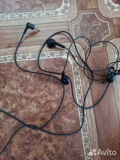 Зарядка и наушники