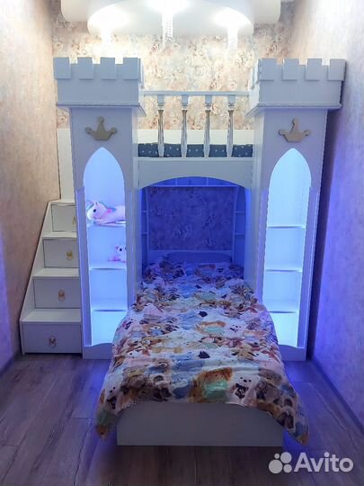 Кровать-домик двухъярусная 