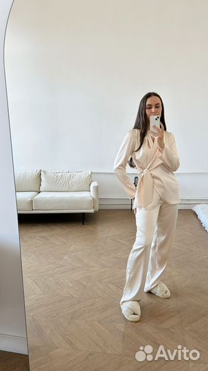 Шелковый костюм кремовый новый