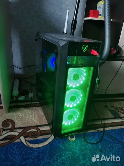 Игровой компьютер с монитором и клавиатурой