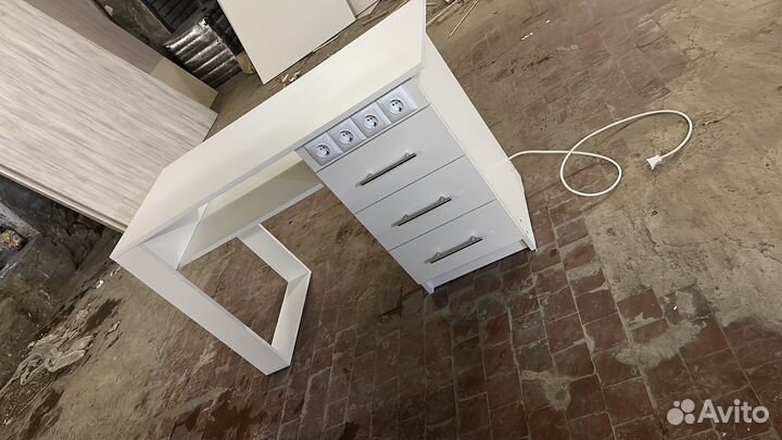 Столик для маникюра