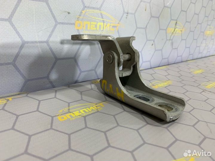 Петля двери нижняя передняя левая Opel Astra J