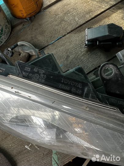Фара правая toyota avensis 2006