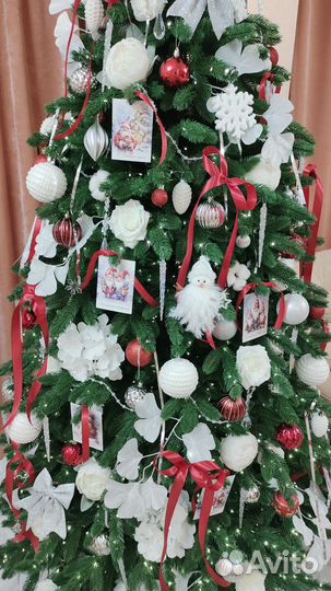 Оформление ёлки, накручивание гирлянды роса