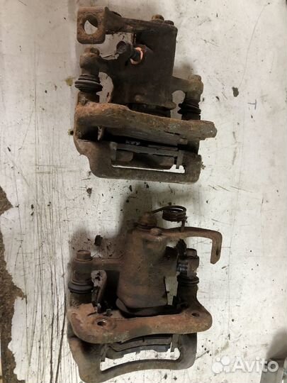 Задний тормозной суппорт Hyundai Solaris 1